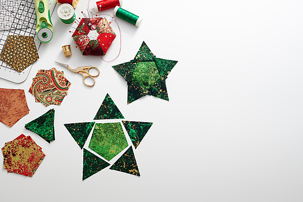 포토 JPG 해외이미지 모양 별 조각 크리스마스 겨울 패턴 장신구 휴가 새해 자 취미 사람없음 장식 매트 도구 축하 직물 면 바늘 눈송이 칼날 실 바느질 자르기 천 회전 롤러 실타래 골무 오각형 커터 퀼트 핸드메이드 해외202309 해외포토 자연요소 도형 계절 기념일 컨셉 무늬 모션 문구용품 눈_날씨 파일형식