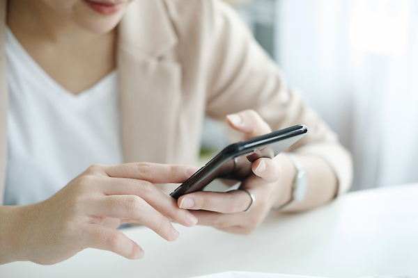 포토 JPG 해외이미지 직업 옷 여자 행복 셔츠 인터넷 비즈니스 포장 사업가 성공 한명 사람 쇼핑 컴퓨터 사무실 세일 상점 업무 비즈니스우먼 상품 상인 사이버 고객 창고 확인 상업 온라인쇼핑 패키지 질서 소매 온라인 주소 주인 물류 짐싸기 판지 전자상거래 마케팅 매각 프리랜서 중소기업 해외202309 해외포토 1 감정 컨셉 상의 회사 전자제품 예절 작업 직장인 파일형식