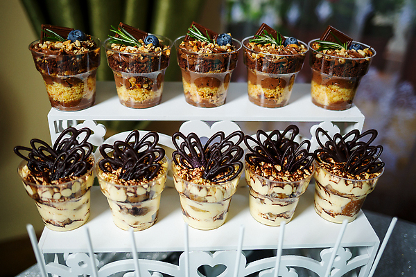 포토 JPG 해외이미지 사람없음 장식 컵 초콜릿 컵케이크 진열장 일렬 로즈메리 뷔페 해외202309 해외포토 식기 디저트 케이크 허브 파일형식