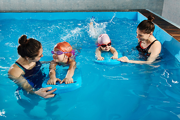 포토 JPG 해외이미지 백인 여자 수영복 어린이 스포츠 수업 수영장 여러명 상반신 성인 앞모습 옆모습 교사 수영 잡기 가르침 물안경 수영용품 수영모 수영강습 여자만 해외202309 해외포토 서양인 직업 옷 교육 스포츠용품 뷰포인트 다수 모션 사람 수상스포츠 파일형식