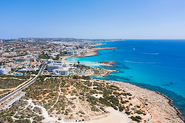 포토 JPG 해외이미지 바다 여행 건축양식 자연 호텔 휴가 휴식 바닥 항해 안테나 파노라마 풍경 사람없음 물 여름 파란색 햇빛 환경 만 지중해 장면 석호 항공촬영 파라다이스 수평선 해외202309 해외포토 사이프러스공화국 자연요소 계절 건축 유럽 뷰포인트 컬러 컨셉 배_교통 통신 숙소 촬영기법 태양 생태계 파일형식