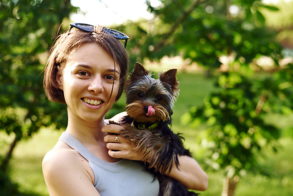 포토 JPG 해외이미지 동물 라이프스타일 공원 여자 행복 장난 포옹 자연 함께함 사랑 한명 미소 사람 성인 야외 초록색 여름 반려동물 뷰티 우정 기쁨 개 강아지 요크셔테리어 테리어 즐거움 송곳니 돌봄 동반자 유래 해외202309 해외포토 1 계절 공공시설 감정 컬러 컨셉 포유류 안기 모션 표정 생활 친구 치아 생태계 파일형식
