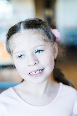 포토 JPG 해외이미지 백인 어린이 요리 한명 사람 목재 학습 파티 주방 축하 가르침 캐비닛 음식준비 해외202309 해외포토 서양인 나무 1 교육 컨셉 재료 이벤트 사물함 준비 파일형식