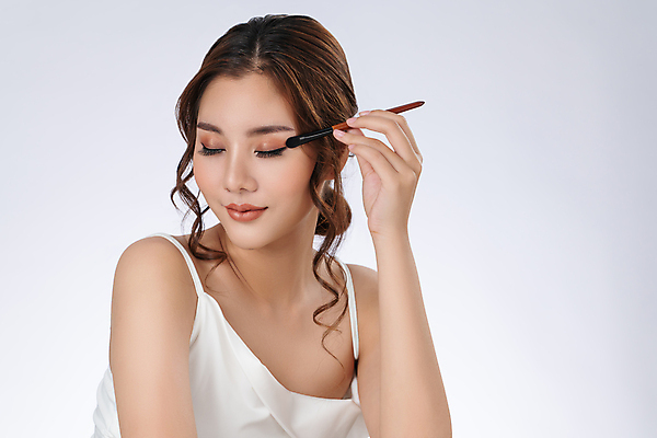 포토 JPG 해외이미지 여자 한명 들기 동양인 상반신 성인 앞모습 화장 뷰티 바르기 메이크업브러쉬 성인여자한명만 해외202309 해외포토 1 뷰포인트 모션 사람 인종 붓 여자한명만 성인여자만 파일형식