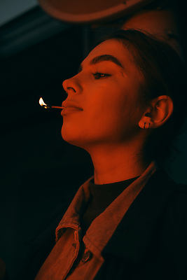 포토 JPG 해외이미지 손 여자 종이 컬러 백그라운드 컨셉 불 경고 한명 안전 경기 사람없음 목재 빨간색 빛 힘 에너지 잡기 뜨거움 막대기 위험 소방관 오브젝트 문학 연소 스트라이크 진짜 화상 해외202309 해외포토 자연요소 나무 1 스포츠 재료 모션 사람 신체부위 상처 구조원 소방 파일형식