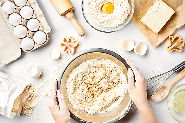 포토 JPG 해외이미지 손 실내 신체부위 하이앵글 계란 도구 지저분함 계란껍데기 밀가루 제빵 거품기 밀대 유리그릇 쿠키틀 버터 제빵도구 해외202309 해외포토 그릇 뷰포인트 유리 주방용품 사람 내부 제과제빵 알 감각 가루 파일형식