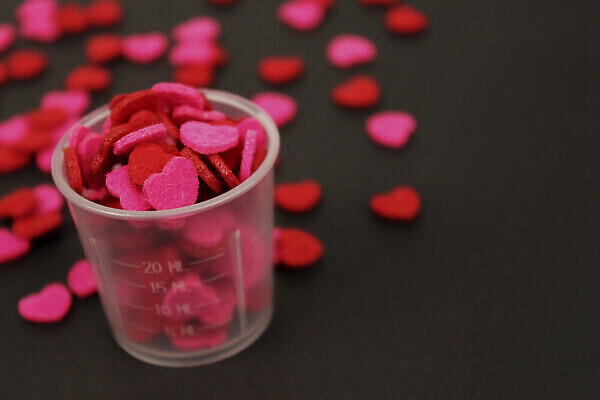 포토 JPG 해외이미지 모양 디자인 행복 음식 분홍색 컬러 백그라운드 컨셉 유리 휴가 디저트 발렌타인데이 건강 사탕 대화 선물 사랑 사람없음 장식 컵 빨간색 빛 컬러풀 뷰티 장미 노란색 낭만 흰색 축하 그룹 달콤 맛 설탕 가득함 심볼 오브젝트 사인 고립 맛있는 해외202309 해외포토 식기 꽃 감정 데이이벤트 재질 말하기 파일형식