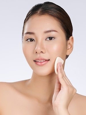 포토 JPG 해외이미지 여자 한명 들기 동양인 상반신 성인 앞모습 화장 뷰티 퍼프 파우더팩트 성인여자한명만 해외202309 해외포토 1 뷰포인트 모션 사람 인종 화장품 여자한명만 성인여자만 파일형식