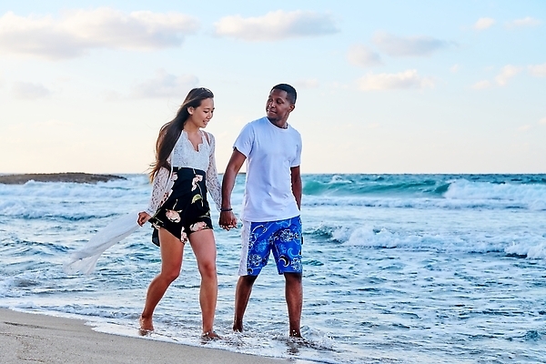 포토 JPG 해외이미지 라이프스타일 커플 남자 행복 모래 바다 여행 결혼 2 데이트 관계 자연 남편 휴가 함께함 관리 사랑 미소 사람 야외 두명 물 여름 파란색 달리기 뷰티 걷기 맑음 산책 낭만 신혼여행 흰색 잡기 다문화 다민족 카피스페이스 해외202309 해외포토 자연요소 계절 감정 컬러 컨셉 모션 날씨 휴식 표정 이벤트 생활 공백 사회이슈 생태계 파일형식