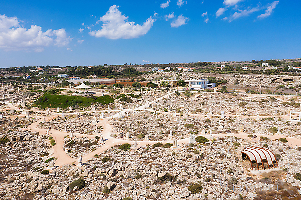 포토 JPG 해외이미지 도로 길 조각 여행 휴가 휴식 안테나 파노라마 미술 사람 풍경 사람없음 야외 여름 파란색 햇빛 조각상 바위 지중해 전시회 휴양지 쇼 장면 타운 항공촬영 랜드마크 수평선 해외202309 해외포토 사이프러스공화국 계절 유럽 바다 뷰포인트 컬러 컨셉 통신 교통시설 문화예술 촬영기법 태양 조형물 전시 장소 돌_바위 도시 파일형식