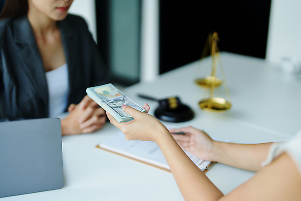 포토 JPG 해외이미지 손 지폐 비즈니스 두명 신체부위 노트북 펜 범죄 책상 의사봉 부정부패 서류판 천칭저울 해외202309 해외포토 가구 돈 저울 사람 전자제품 필기구 사무용품 파일형식