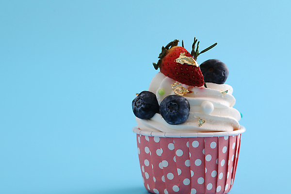 포토 JPG 해외이미지 딸기 사람없음 장식 한개 달콤 컵케이크 생크림 파란배경 블루베리 금박장식 스프링클 카피스페이스 해외202309 해외포토 1 백그라운드 과일 파란색 케이크 공백 맛 크림 파일형식