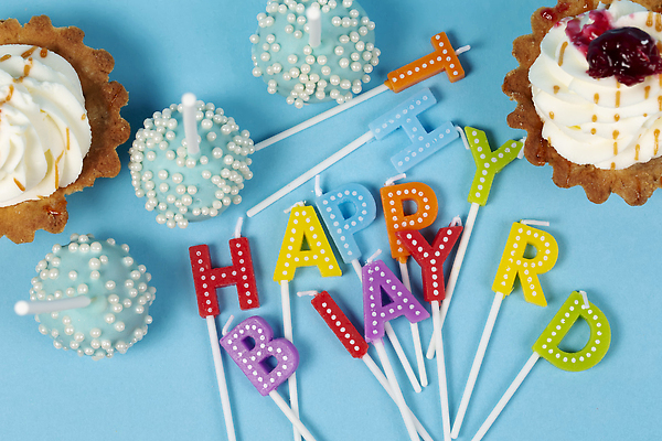 포토 JPG 해외이미지 백그라운드 사람없음 장식 파란색 케이크 막대기 컵케이크 생일축하 생일초 팝 해외202309 해외포토 컬러 초 디저트 축하 생일 파일형식