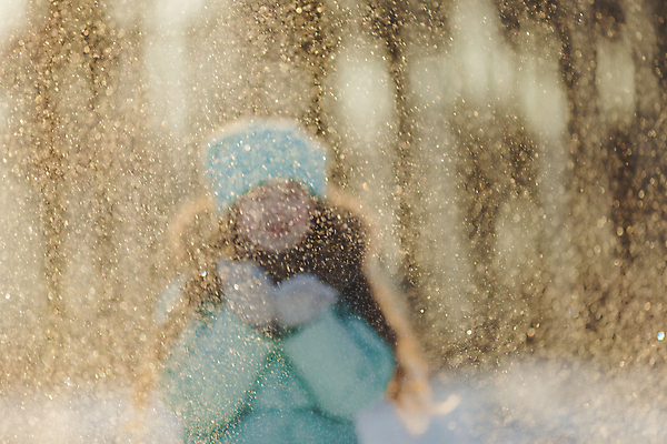 포토 JPG 해외이미지 백인 라이프스타일 긴머리 계절 공원 여자 행복 어린이 조각 겨울 장난 포옹 자연 놀이 한명 사람 소년 야외 파란색 우주 재킷 기쁨 추위 황무지 달콤 숲 불기 타격 눈내림 카피스페이스 해외202309 해외포토 서양인 1 헤어스타일 공공시설 남자 감정 컬러 안기 모션 눈_날씨 생활 공백 외투 맛 생태계 파일형식