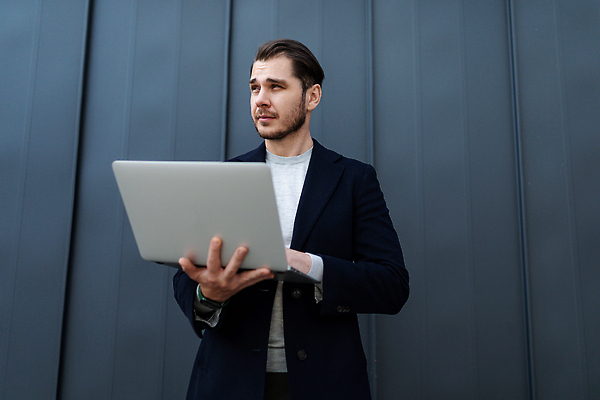 포토 JPG 해외이미지 백인 직업 남자 행복 인터넷 비즈니스 건축양식 사업가 한명 서기 사람 성인 야외 노트북 컴퓨터 작업 자신감 건축가 경영자 청사진 동영상 해외202309 해외포토 서양인 1 건축 감정 모션 전자제품 리더 파일형식
