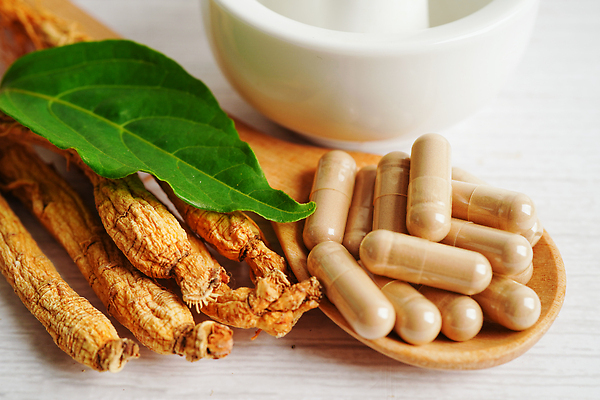 포토 JPG 해외이미지 잎 건강 사람없음 알약 인삼 약초 나무숟가락 해외202309 해외포토 식물 약 숟가락 풀_식물 삼 파일형식