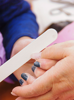 포토 JPG 해외이미지 직업 라이프스타일 손 여자 꽃 컬러 백그라운드 2 신체 휴식 주택 실내 건강 미술 사람 사람없음 건물 치료 수건 뷰티 약 유행 스파 침묵 엄지손가락 잡기 못 고급 우아함 상품 손톱관리 손톱 서비스 장면 광택 프랑스어 돌봄 바디케어 위생관리 아크릴 신청 해외202309 해외포토 식물 문자 건축물 컨셉 손가락 의학 모션 재질 문화예술 관리 내부 생활 신체부위 위생용품 소리 공구 네일아트 파일형식