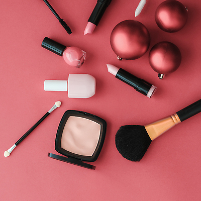 포토 JPG 해외이미지 분홍색 사람없음 하이앵글 화장품 오브젝트 매니큐어 메이크업브러쉬 오너먼트 해외202309 해외포토 뷰포인트 컬러 크리스마스장식 뷰티 붓 파일형식