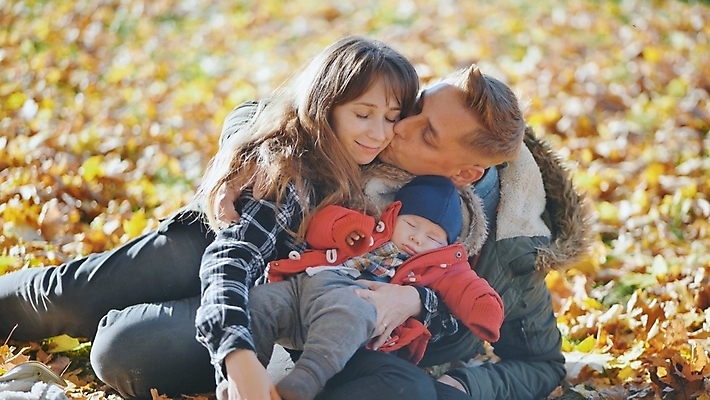 포토 JPG 해외이미지 백인 계절 공원 여자 딸 행복 어린이 잎 가족 자연 엄마 함께함 사랑 사람 야외 가로 세명 컬러풀 햇빛 뷰티 노란색 정원 맑음 산책 기쁨 시골 아기 걸음마 해외202309 해외포토 서양인 식물 공공시설 감정 컬러 컨셉 관계 모션 날씨 휴식 태양 생태계 파일형식