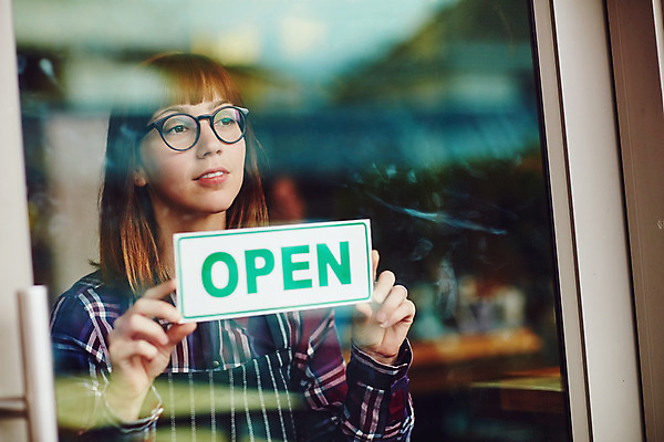 포토 JPG 해외이미지 여자 비즈니스 사업가 한명 들기 상반신 성인 앞모습 표지판 오픈 사장 창업 개업 성인여자한명만 안경낌 소상공인 해외202309 해외포토 직업 1 안경 뷰포인트 모션 알림판 사람 경제 상인 자영업 여자한명만 성인여자만 파일형식