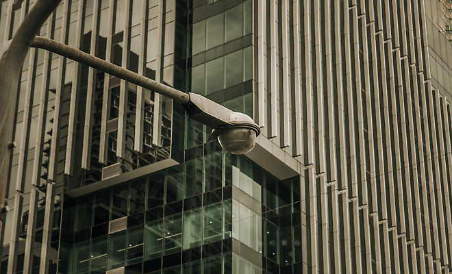 포토 JPG 해외이미지 디자인 백그라운드 패턴 가로등 건축양식 창문 벽지 표면 조명 거리 미술 풍경 사람없음 야외 건물 빛 도시풍경 사무실 뷰티 반사 금속 고층빌딩 장비 등불 램프 도시 묘사 질감 네온 장면 겹침 개발 복잡 수도권 반복 해외202309 해외포토 건축물 공공시설 건축 컨셉 무늬 비즈니스 재질 문화예술 빌딩 지역 파일형식