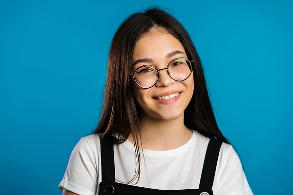 포토 JPG 해외이미지 백인 모델 직업 여자 행복 감정 얼굴 백그라운드 장난 비즈니스 갈색머리 실내 한명 사람 성인 뷰티 유행 카메라 터치 흰색 비즈니스우먼 입 화려 닫기 달콤 유혹 피부 입술 고립 해외202309 해외포토 서양인 1 헤어스타일 컬러 컨셉 모션 내부 신체부위 전자제품 직장인 맛 파일형식