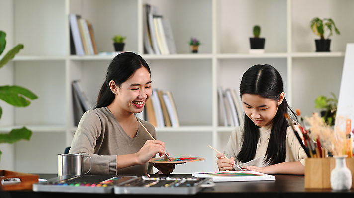 포토 JPG 해외이미지 여자 교육 화분 화초 어린이 교실 책장 아이디어 미술 앉기 상반신 성인 두명 옆모습 물감 붓 그리기 팔레트 물컵 책상 연필꽂이 캔버스 파스텔 여자만 해외202309 해외포토 식물 뷰포인트 가구 컨셉 학교 모션 문화예술 문구용품 학용품 사람 컵 미술도구 파일형식