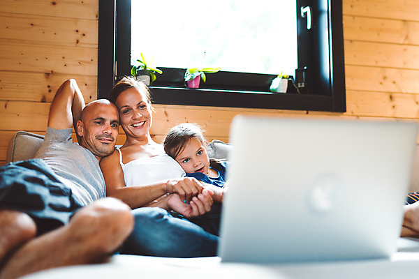 포토 JPG 해외이미지 식물 백인 라이프스타일 디자인 여자 남자 행복 어린이 가구 백그라운드 텍스트 학교 가족 엄마 휴식 아파트 주택 실내 사랑 미소 사람 성인 내부 목재 장식 세명 소파 유행 우주 방 아빠 재산 고급 결합 최초 리빙 돌봄 스타일 해외202309 해외포토 서양인 나무 교육 감정 생활용품 컨셉 의자 재료 관계 모션 표정 건물 생활 금융 파일형식