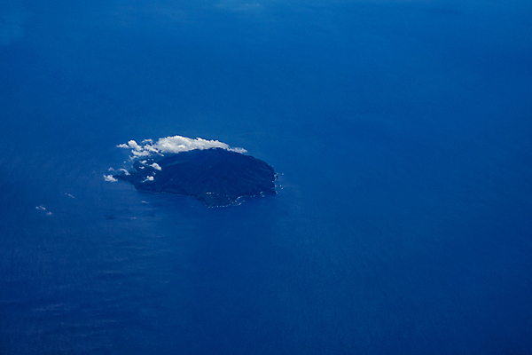 포토 JPG 해외이미지 구름 파도 섬 여행 백그라운드 자연 하늘 풍경 사람없음 야외 초록색 여름 파란색 맑음 흰색 수면 만족 적란운 해외202309 해외포토 자연요소 계절 감정 바다 컬러 날씨 물 생태계 파일형식 구름_자연