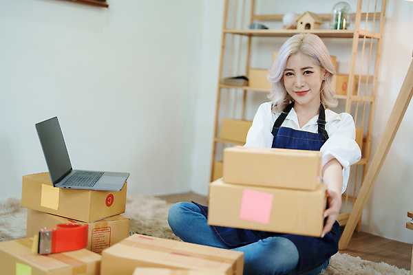 포토 JPG 해외이미지 옷 여자 행복 아시아 백그라운드 컨셉 인터넷 비즈니스 포장 사업가 성공 주택 한명 미소 동양인 노트북 스마트폰 컴퓨터 상자 알약 판매 상점 비즈니스우먼 상품 상인 고객 확인 온라인쇼핑 패키지 질서 획득 온라인 주인 짐싸기 전자상거래 마케팅 프리랜서 해외202309 해외포토 직업 1 감정 나라 표정 사람 인종 건물 전자제품 핸드폰 스마트기기 쇼핑 약 예절 직장인 파일형식