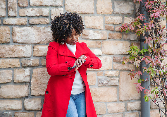 포토 JPG 해외이미지 라이프스타일 응시 옷 계절 여자 행복 흑인 컨셉 가방 창문 모바일 거리 한명 서기 사람 성인 야외 빨간색 스마트폰 핸드폰 쇼핑 뷰티 유행 세일 걷기 상점 검은색 봄 코트 잡기 가격 고객 스마트 쇼퍼홀릭 스타일 해외202309 해외포토 서양인 1 시선 잡화 감정 컬러 모션 생활 전자제품 스마트기기 외투 파일형식