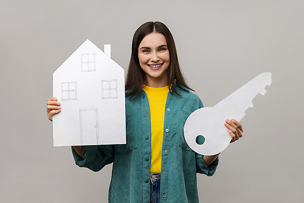 포토 JPG 해외이미지 백인 여자 종이 청소년 회색배경 열쇠 아파트 주택 실내 한명 웃음 사람 금융 흰색 재산 구매 고객 투자 보험 대여 대출 고립 렌탈 마케팅 복원 부동산중개인 임대 투자자 해외202309 해외포토 서양인 1 컬러 백그라운드 비즈니스 부동산 표정 내부 건물 경제 쇼핑 회색 중개인 파일형식