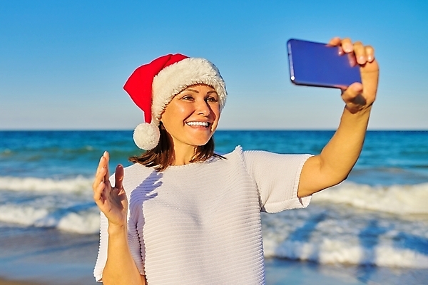 포토 JPG 해외이미지 라이프스타일 여자 행복 바다 40대 여행 크리스마스 자연 모바일 휴가 휴식 새해 세포 대화 한명 사람 야외 스마트폰 핸드폰 뷰티 산타클로스 여행객 맑음 기쁨 축하 중앙 휴양지 와이파이 부름 동영상 영상통화 화상통화 클라우스 해외202309 해외포토 1 기념일 감정 중년 컨셉 모션 날씨 말하기 생활 전자제품 스마트기기 장소 생태계 무선인터넷 통화 파일형식