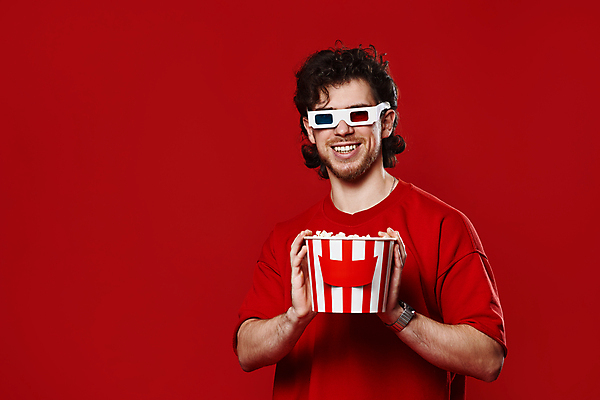 포토 JPG 해외이미지 남자 행복 한명 들기 상반신 성인 앞모습 빨간색 영화 팝콘 3D안경 성인남자한명만 해외202309 해외포토 1 감정 안경 뷰포인트 컬러 모션 문화예술 사람 남자한명만 성인남자만 파일형식