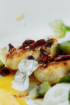 포토 JPG 해외이미지 전통 접시 음식 백그라운드 다이어트 부분 디저트 치즈 건강 요리 사람없음 케이크 식당 식사 튀김 흰색 신선 달콤 맛 아침식사 잼 설탕 굽기 먹기 크림 시골집 브런치 레시피 건강식 팬케이크 점심식사 러시아인 우크라이나 페스츄리 핸드메이드 맛있는 해외202309 해외포토 서양인 식기 유럽 빵 컬러 컨셉 모션 유제품 주택 상점 소스_음식 구이 파일형식