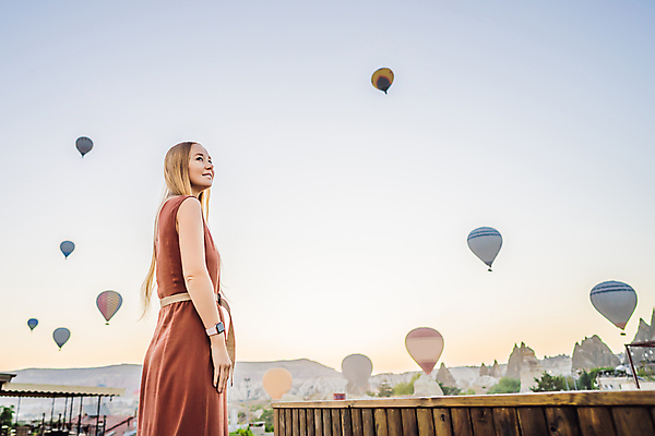 포토 JPG 해외이미지 여자 여행 하늘 한명 성인 야외 일몰 로맨틱 열기구 성인여자한명만 튀르키예 해외202309 해외포토 1 아시아 컨셉 항공교통 사람 노을 여자한명만 성인여자만 파일형식