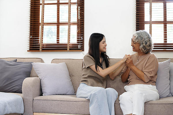 포토 JPG 해외이미지 백인 라이프스타일 여자 딸 행복 할머니 어린이 2 가족 관계 포옹 엄마 손녀 주택 함께함 사랑 미소 사람 성인 두명 뷰티 침묵 기쁨 은퇴 세대 돌봄 옛날 해외202309 해외포토 서양인 노년 감정 컨셉 안기 모션 표정 건물 생활 소리 손주 파일형식