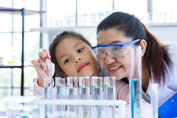 포토 JPG 해외이미지 직업 학생 여자 교육 행복 어린이 과학 유니폼 교실 학교 건강 병원 현미경 실험 한명 미소 사람 성인 약 교사 장비 의사 실험실 약국 과학자 흥분 생물학 튜브 발견 돌봄 화학물질 화학자 해외202309 해외포토 1 옷 감정 의학 모션 표정 실험기구 의료진 화학 학자 파일형식