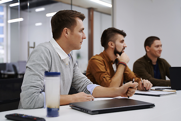 포토 JPG 해외이미지 직업 교육 남자 행복 회사 비즈니스 CEO 사업가 통신 성공 노동자 아이디어 직장 창조 대화 설명 사람 성인 세명 사무실 흰색 작업 비즈니스맨 자신감 발표 작업실 토론 동료 리더 화이트보드 보여주기 나눔 자원 경영 세미나 브레인스토밍 해외202309 해외포토 감정 컬러 컨셉 관계 모션 말하기 직장인 파일형식