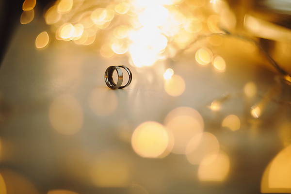 포토 JPG 해외이미지 디자인 행복 결혼 백그라운드 벽지 추상 불꽃 기념 프레임 선물 사랑 미술 사람없음 장식 빛 노란색 유행 축제 낭만 반지 쌍 신용카드 화려 황금 고급 우아함 소프트포커스 보석 질감 보케 다이아몬드 약혼 마법 광 블러 카피스페이스 해외202309 해외포토 감정 컬러 컨셉 무늬 장신구 불 문화예술 촬영기법 이벤트 금융 공백 광석 약속 파일형식