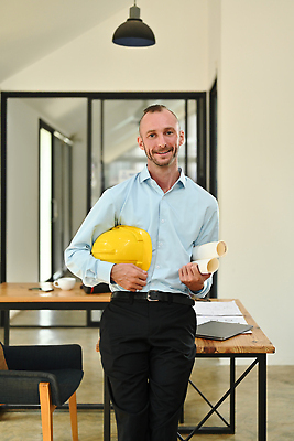 포토 JPG 해외이미지 응시 남자 의자 한명 들기 상반신 성인 노트북 기댐 공간 설계도 안전모 책상 성인남자한명만 인테리어디자이너 해외202309 해외포토 직업 1 시선 가구 모션 건설업 사람 전자제품 헬멧 안전장비 남자한명만 성인남자만 파일형식