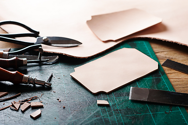 포토 JPG 해외이미지 사람없음 도구 작업 가죽 책상 오브젝트 수공예 DIY 가죽공예 소가죽 해외202309 해외포토 가구 취미 공예 파일형식