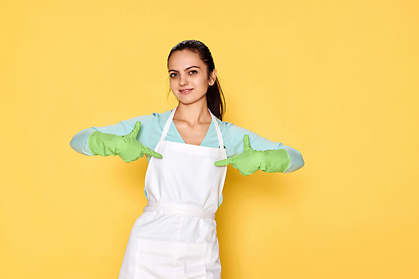 포토 JPG 해외이미지 여자 한명 상반신 성인 앞모습 앞치마 가리킴 청소 준비 고무장갑 성인여자한명만 해외202309 해외포토 1 뷰포인트 장갑 사람 손짓 고무 여자한명만 성인여자만 파일형식