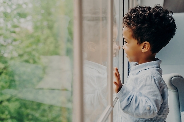 포토 JPG 해외이미지 응시 행복 감정 아들 얼굴 어린이 백그라운드 셔츠 의자 창문 유리 놀이 아침 주택 실내 한명 미소 사람 소년 내부 옆모습 뷰티 기댐 방 터치 표현 아기 기다림 달콤 작음 안락의자 리빙 걸음마 혼자 혼혈 해외202309 해외포토 주간 1 시선 남자 뷰포인트 가구 상의 가족 모션 재질 표정 건물 신체부위 맛 크기 다문화 파일형식