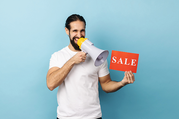 포토 JPG 해외이미지 알파벳 남자 한명 들기 상반신 성인 앞모습 파란색 세일 확성기 팻말 절약 성인남자한명만 해외202309 해외포토 1 영어 뷰포인트 컬러 컨셉 모션 프레임 사람 남자한명만 성인남자만 파일형식