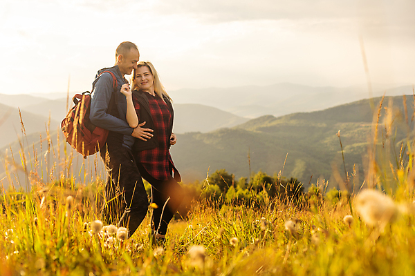 포토 JPG 해외이미지 전신 나무 커플 여자 남자 여행 허리손 배낭 휴식 산 함께함 사랑 성인 야외 두명 일몰 하이킹 풀잎 숲 성인만 해외202309 해외포토 식물 감정 포즈 컨셉 잎 가방 관계 레저 사람 노을 풀_식물 파일형식