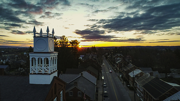 포토 JPG 해외이미지 구름 외관 실루엣 도로 여행 백그라운드 오렌지 비즈니스 건축양식 자연 하늘 아침 거리 주택 안테나 파노라마 풍경 사람없음 야외 건물 여름 파란색 빛 햇빛 태양 뷰티 일출 탑 황혼 일몰 새벽 도시 도심 저녁 장면 지역 타운 스카이라인 랜드마크 수평선 해외202309 해외포토 주간 자연요소 건축물 계절 건축 길 컬러 과일 통신 교통시설 촬영기법 노을 야간 생태계 파일형식