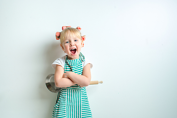 포토 JPG 해외이미지 백인 손 여자 얼굴 백그라운드 컨셉 엄마 주택 요리 한명 사람 성인 뷰티 주방 분노 흰색 표현 아기 아내 업무 프라이팬 만화 주부 싸움 고립 해외202309 해외포토 서양인 1 감정 컬러 가족 모션 주방용품 건물 신체부위 작업 파일형식