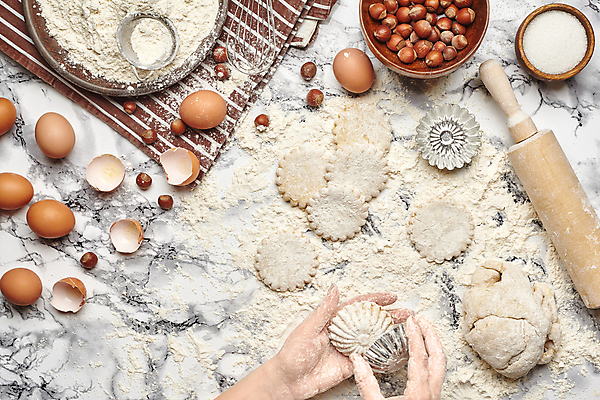 포토 JPG 해외이미지 손 실내 신체부위 하이앵글 계란 도구 지저분함 계란껍데기 반죽 밀가루 대리석 제빵 거품기 밀대 유리그릇 쿠키틀 제빵도구 헤이즐넛 해외202309 해외포토 그릇 뷰포인트 재료 유리 주방용품 사람 내부 제과제빵 알 견과류 감각 가루 파일형식