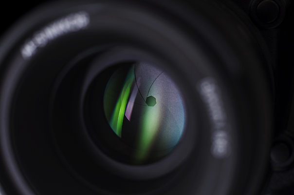 포토 JPG 해외이미지 직업 응시 컬러 포즈 백그라운드 유리 기술 실내 취미 사람없음 빛 반사 카메라 디지털 검은색 사진촬영 장비 흰색 기구 구멍 닫기 필름 영화 시력 각도 동영상 셔터 고립 광학 해외202309 해외포토 시선 모션 재질 문화예술 내부 전자제품 촬영 파일형식